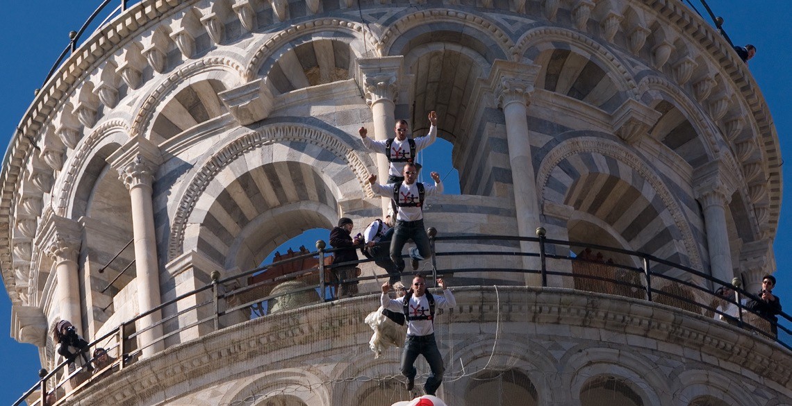 Maurizio di Palma jumping off Pisa Tower